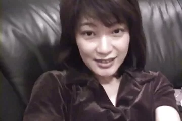 Emma Hicks quay len dit đụ mạnh vào mông.