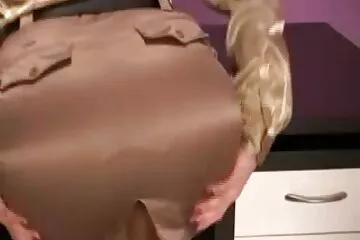 Anh ta đụ cô dâu và bạn của cô ấy trong nguoi gia dit nhau xe hơi của anh ta và đi vào rừng.