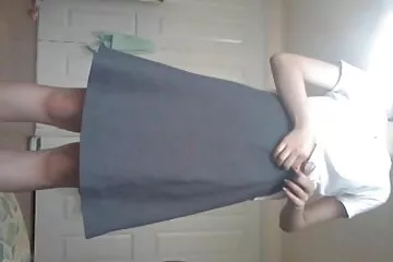 Xem video trên điện thoại và thủ dâm dit hai chi em khi chồng đi làm.