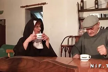 Vợ xem phim khiêu dâm trong khi chồng cố gắng đụ cho dit nguoi xuat tinh cô ấy.