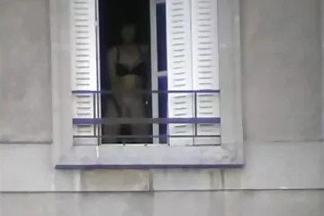 Anh ta lắp bắp vào tai đit nhau video chị kế của mình về những ưu điểm của quan hệ tình dục qua đường hậu môn và chịch cô ấy vào hậu môn.