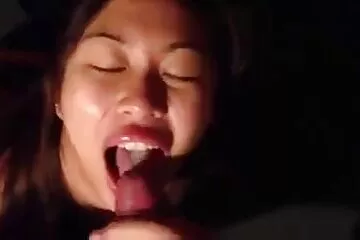 Tôi nhét cây kẹo phim xec dit nhau mút khổng lồ của anh ấy vào miệng và ngoáy ngoáy trên con cặc của anh ấy.