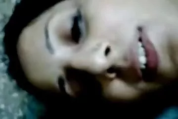 Lỗ lông của cô ấy giữ cho con cặc của dit nhau voi bo chong tôi không rơi xuống.