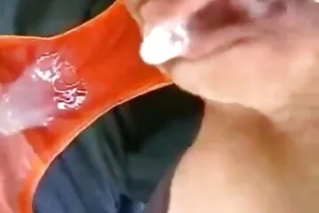 Nastya Nga lần đầu tiên chạm vào con cặc và cố gắng cho nó phim quay len dit nhau vào miệng.