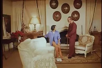 Marina kết nối số phận của mình với một blogger người Mỹ. quay len dit nhau