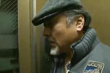 Papik ngủ với một phụ nữ 18 tuổi. sec du nhau