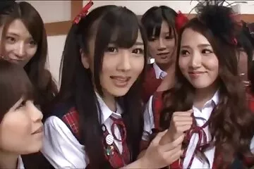 Cô gái mười tám tuổi không muốn sex vo chong dit nhau cởi quần lót.