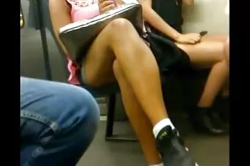 Pale Petite vui vẻ phim xech dit nhau với một đám đông đàn ông.