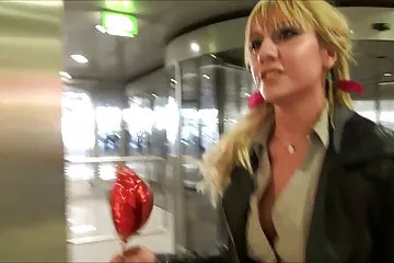 Tha hồ vuốt ve trên quay len du nhau giường.