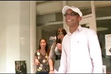 Anh ta thiết lập mối quan hệ với em gái cùng cha khác mẹ của mình thông qua tình xemphimditnhau dục.