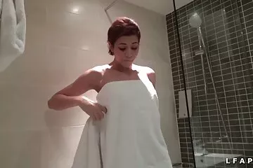 Mulatto doggystyle trên giường trong một âm trẻ em chịch nhau hộ màu hồng.