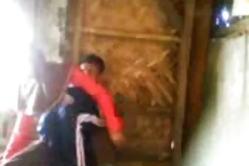 Cô gái tóc nguoi va thu dit nhau xoăn thích thú với dương vật và uống hết tinh trùng.