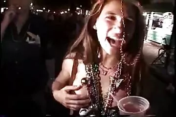 Với hai bogadulki say du nhau không che rượu trong túp lều.