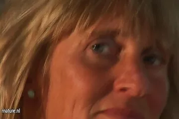 Chọc thủng quay len chich nhau màng trinh.