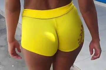 Vợ ngoại tình với người đitn tình trẻ.