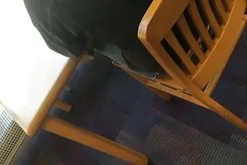 Trong khi một cô gái tóc nâu khốn kiếp chọn đồ trên máy tính xách tay vào Thứ Sáu Đen, thì người yêu của cô ấy sẽ rán cô dit nhau hd ấy.