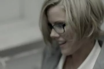 Mẹ kế đang lau lò sưởi và mắc kẹt ở đó, con riêng chui vào phía sau đàn ông chịch nhau đẩy mẹ qua cả hai lỗ