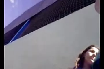 Bạn đang làm gì thế!? Hầu như sem xec dit nhau bị nghẹn hoặc một cái gì đó.