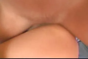 Tôi đã xem trên Internet cách các cô gái thủ dâm bằng gối và tự mình thử. dit tap the