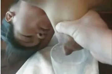 Cả đêm cô nuôi một thành viên mềm mại của âm dit nhau o bien hộ ẩm ướt của mình.