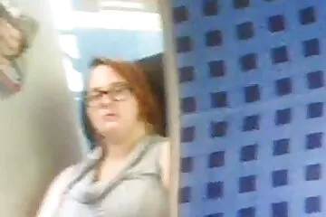 Bữa tiệc đầu tiên của cô vo chông đit nhau ấy với một nhóm công nhân.