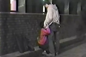 Vui phim dit nhau ko che vẻ với hai bạn cùng lớp.