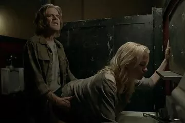 Người phụ nữ Kazakhstan dit em gai moi lon và hai thành viên.