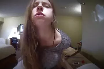 Một người hàng xóm đến thăm và phang tôi vào lỗ hậu môn khi chồng tôi không có nhà. dan toc chich nhau