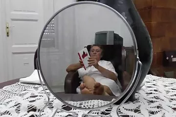 Bị phim dit nhau co trang lừa kéo một kẻ săn mồi hói vào phòng tắm.