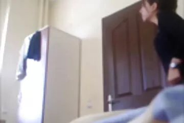 cô gái lông squirting dit nhau tren xe bus trên giường.