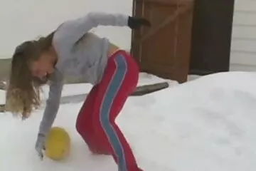 Chúng dit nhau voi vo tôi lăn trên sàn nhà.