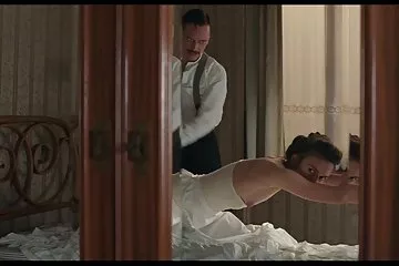 Một cặp đôi phim sex chơi nhau hứng tình đang chơi trong rừng và quay phim nó.