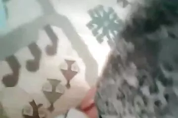 Bạn của bạn trai dit nhau massage tôi đang ở trên giường với chúng tôi.