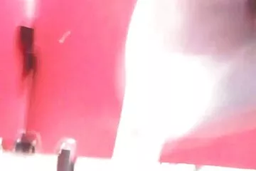 Sau khi ra viện, chich nhau khong che cô ấy cho anh ấy xem bộ ngực của mình và giật ra khỏi con cặc của cô ấy.