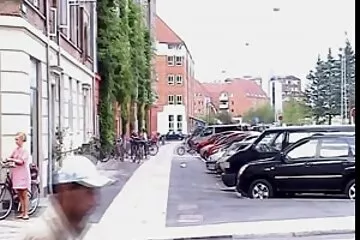 Kira Loster ăn sinh vien du nhau một quả táo và thủ dâm trong chiếc váy ngắn.