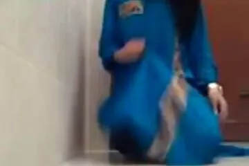 Dán cô dit ba gia gái trên đường và gọi điện đến thăm anh ta.