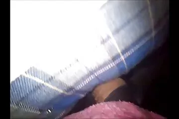 Vuốt ve âm hộ của cô gái bằng lưỡi của mình. xec đit nhau