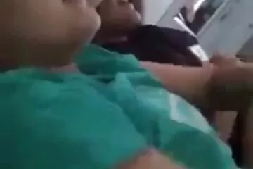 khiêu vũ chiến lợi phẩm bên hồ dong tinh nu dit nhau bơi.