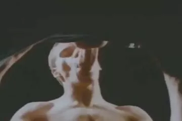 Trước khi đi ngủ, cô ấy đã hoàn thành đit gai gia với một tia nước.