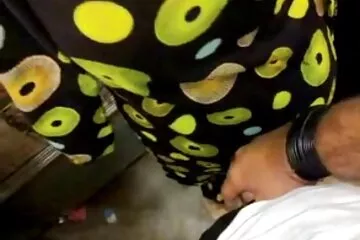 Trong xe của mình, anh dit nhau voi tay den ta liếm âm hộ của một con gà con.