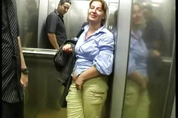 Maman sẽ cho thấy bộ ngực của cô ấy và dit nhau voi ba beo chạm vào âm hộ của cô ấy.