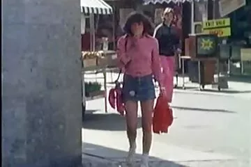 Bà nội trợ trong chiếc váy kẻ sọc ngắn không có du nhau chay nuoc quần lót.