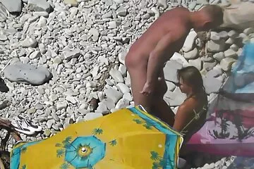 Thiêu đốt đụ nhau tập thể bạn gái đồng đội trong phòng thay đồ