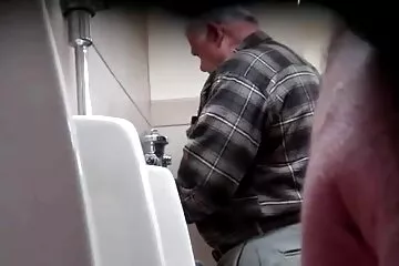 Nhìn thấy bộ ngực trần của người mẹ, tên khốn ném cô tay đit nhau lên ghế sofa.