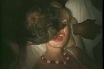 Mẹ secđitnhau kế và con trai riêng 22 tuổi đang thư giãn trên đi văng.