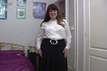 Cô ấy không có xexdit máy rung, vì vậy cô ấy phải mua một chiếc mũ.