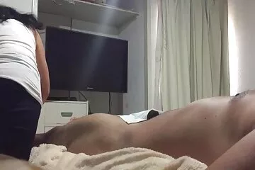 Làm thế nào mà anh ta lại mọc ra một thứ dài chết tiệt như dit ba gia lon to vậy cho mình, cô gái tóc đỏ ngạc nhiên.