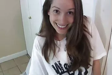 Người đàn ông đi tiểu secditnhau cam ẩn trong toilet.