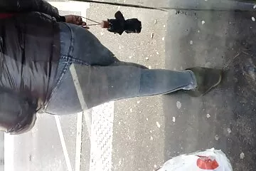 Mơ thấy quan hệ tình dục dit nhau lon dep tập thể khi xem phim khiêu dâm trên điện thoại và vuốt ve âm hộ.