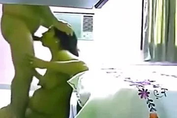 Mẹ kế đi nghỉ quyến rũ chị em chịch nhau con trai riêng trên bãi biển.